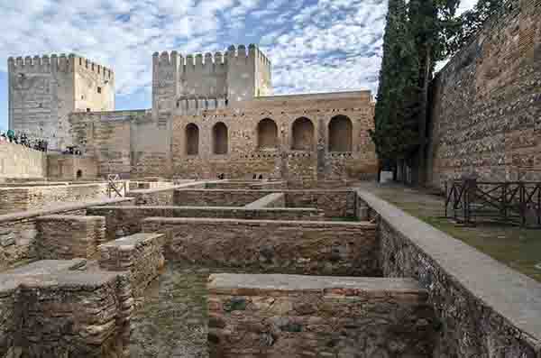 Granada 083 - La Alhambra - Alcazaba - patio de armas.jpg